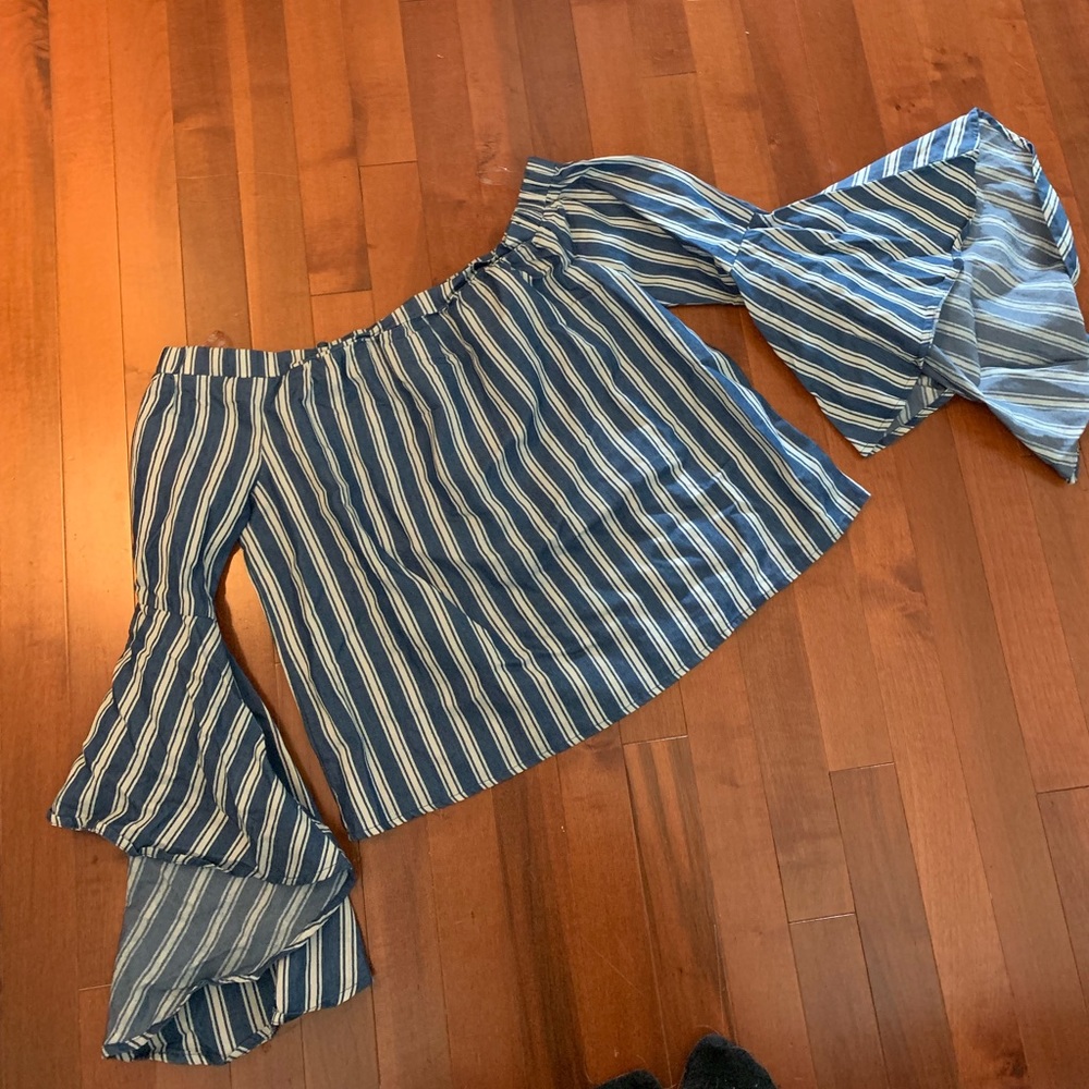 Off the shoulder bell sleeve top, size small